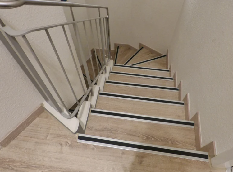 Quelle couleur peindre un escalier en bois