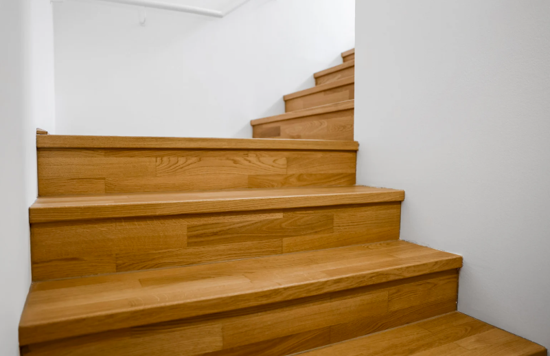 Que mettre sur un escalier en bois brut
