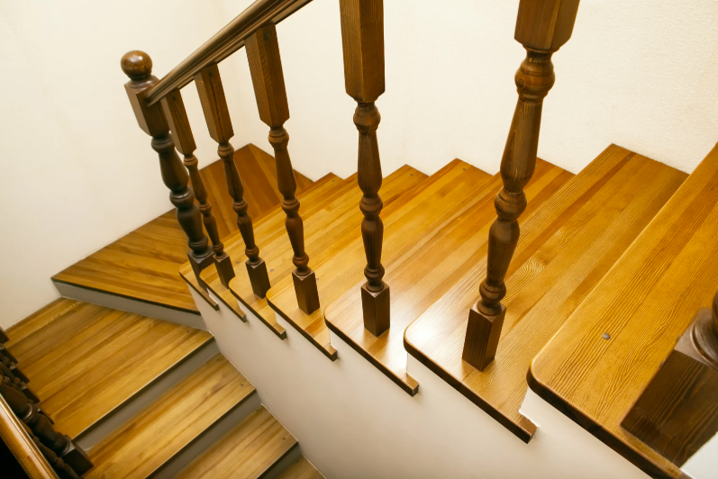Que mettre sur un escalier en bois brut