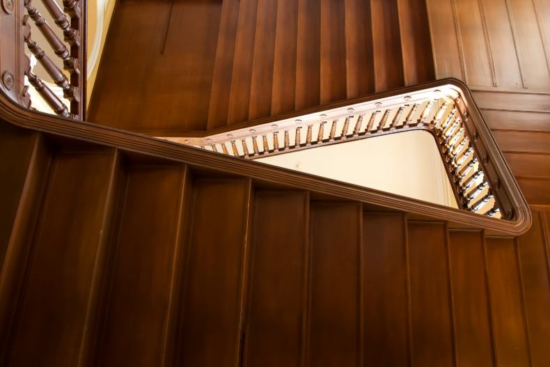 Que mettre sur un escalier en bois brut