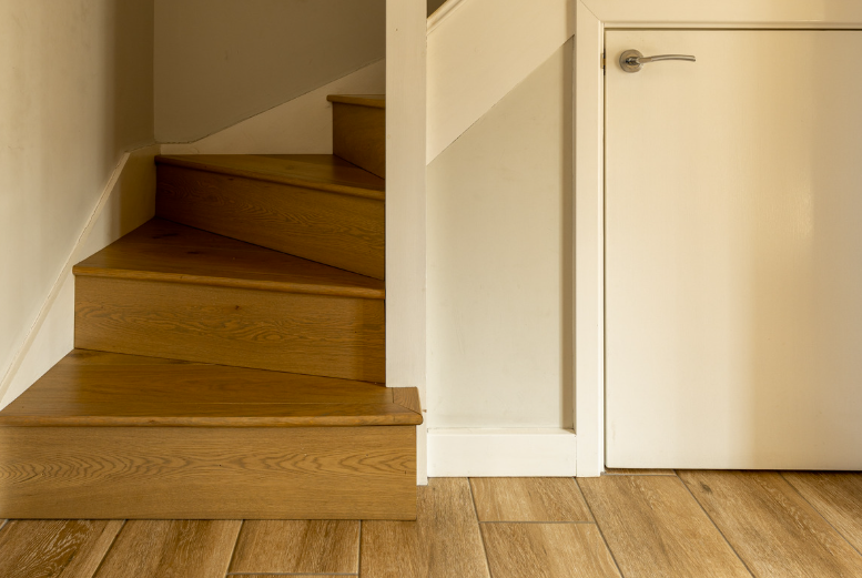 Escalier avec rangements intégrés