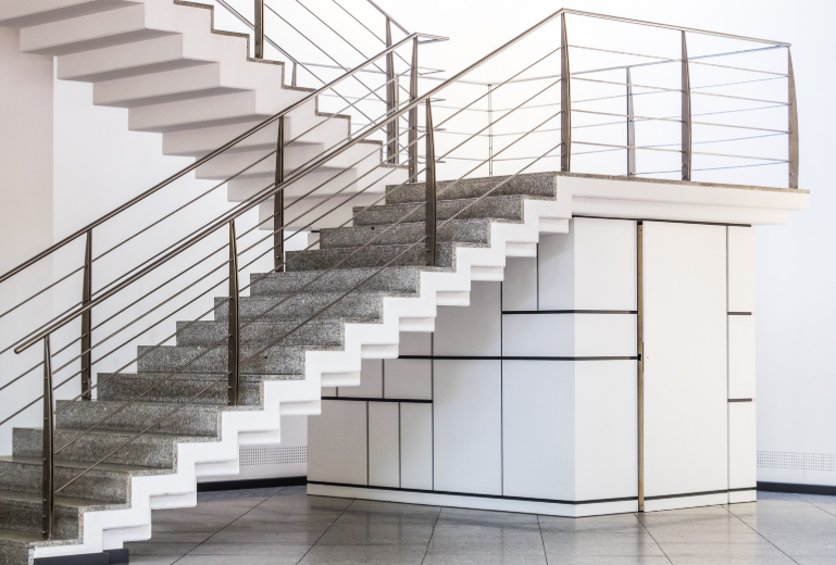 Escalier avec rangements intégrés